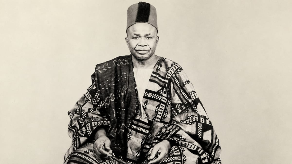 Le grand-père de Maître Sakho, en habit de cérémonie — le savoir vient de lui